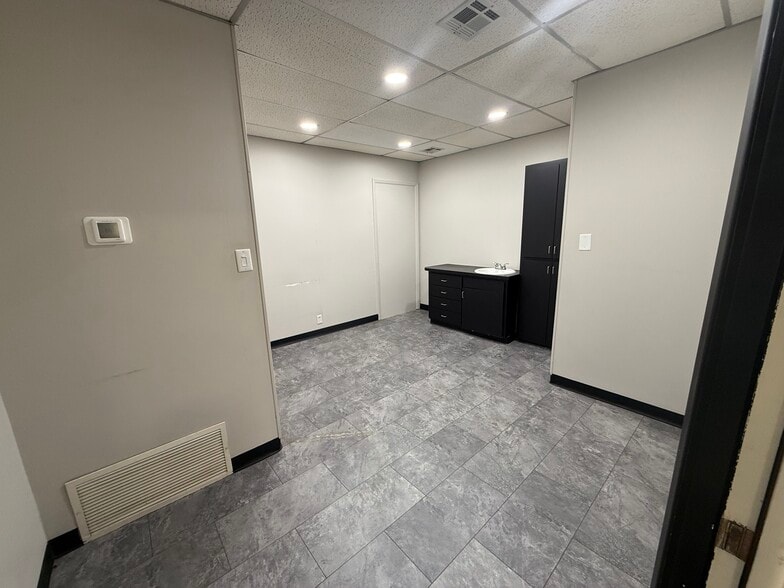 More Photos Of 505 E 3rd St, Bartlesville Unknown For Lease
