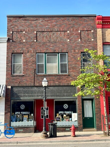 More Photos Of 221 W Washington St, Marquette Flex For Sale