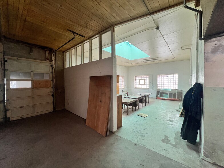 More Photos Of 1032-1038 12th Ave, Grafton Flex For Lease