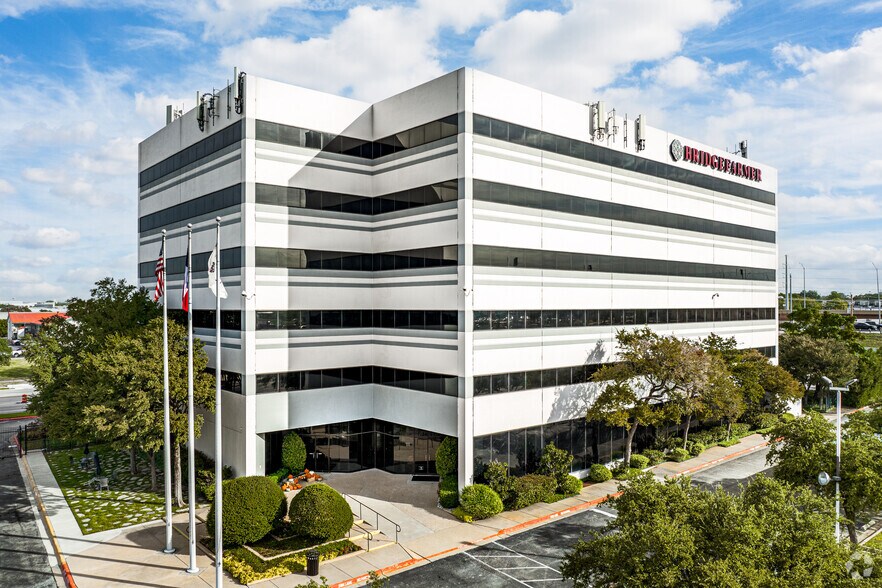 More Photos Of 2350 Valley View Ln, Dallas Loft Creative Space For Lease