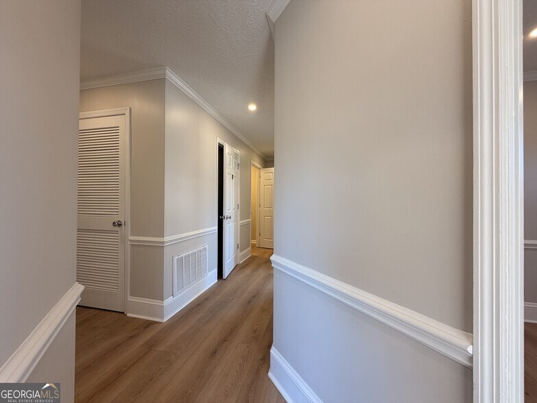 More Photos Of 1165 Cedar Shoals Dr, Athens Loft Creative Space For Sale