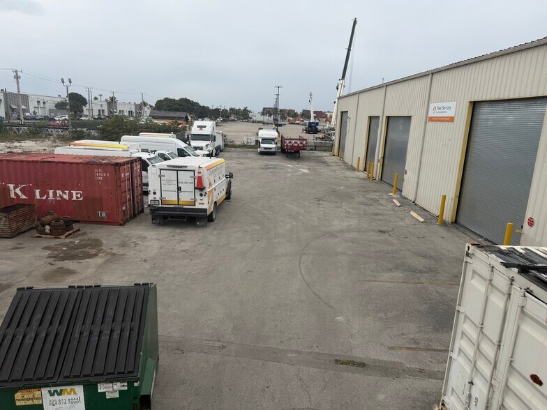 More Photos Of 10650-10660 NW South River Dr, Medley Warehouse For Lease