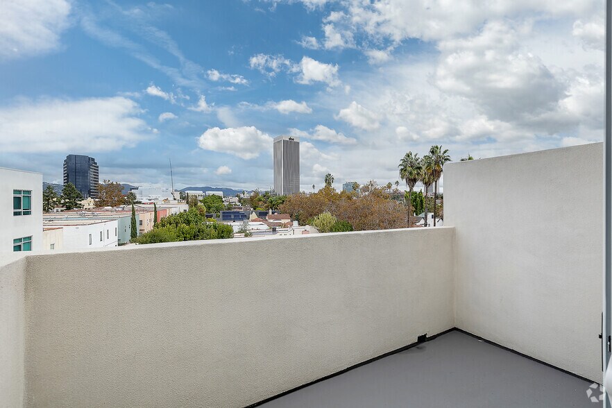 More Photos Of 951 Ogden Ave, Los Angeles Apartments For Lease