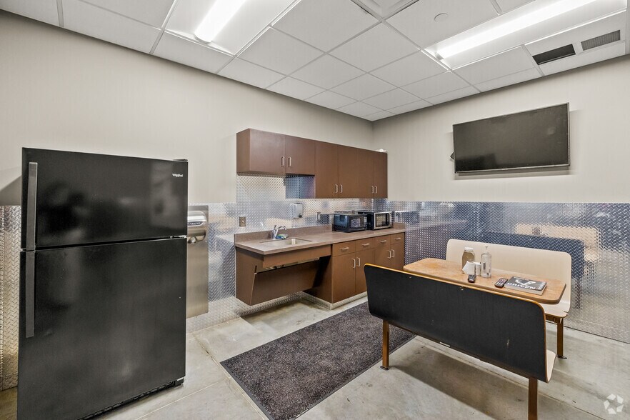 More Photos Of 3501 S Burleson Blvd, Alvarado Truck Terminal For Sale