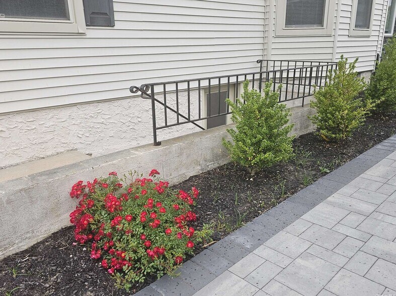 More Photos Of 76 Medford Ave, Patchogue Office For Lease