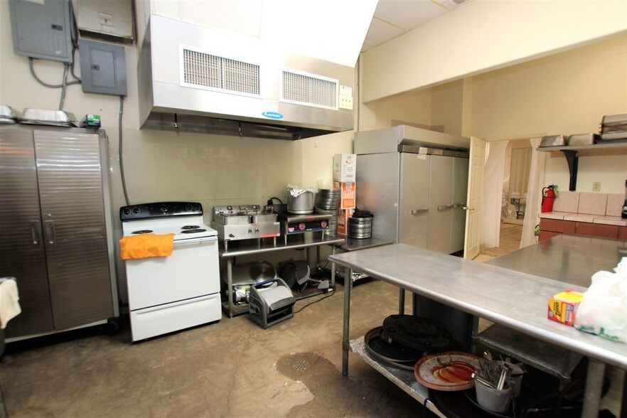 More Photos Of 819 Los Presidentes Ave, Laredo Storefront Retail Office For Sale
