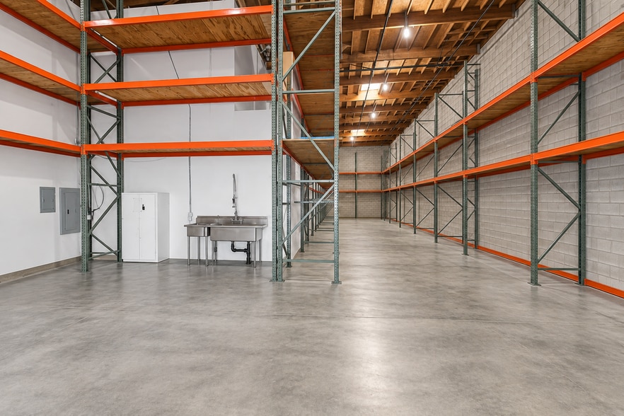 More Photos Of 1521 Railroad St, Glendale Warehouse For Lease