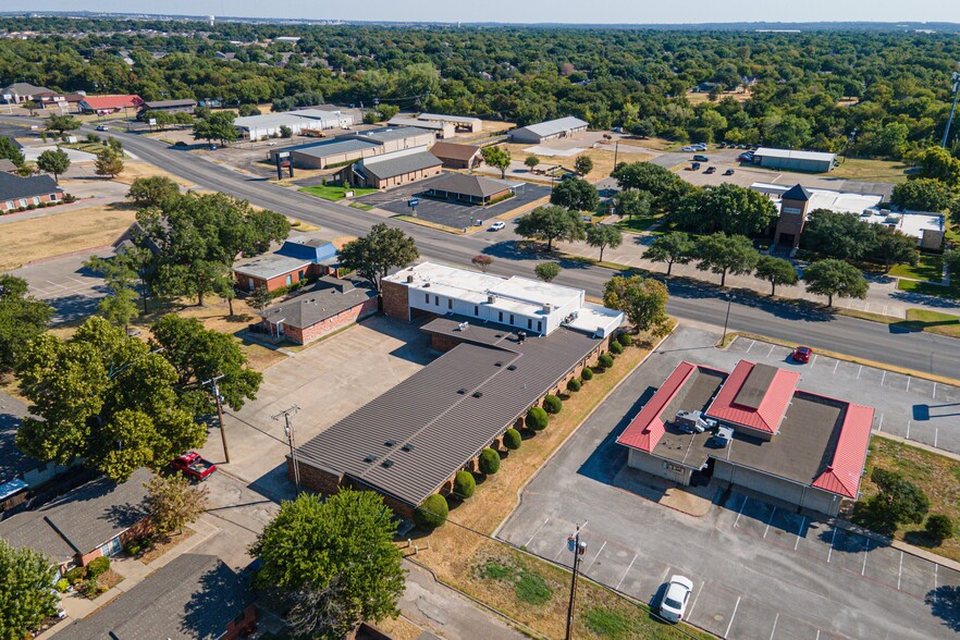More Photos Of 207 N Ridgeway Dr, Cleburne Office For Sale