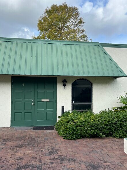 More Photos Of 2031 E Edgewood Dr, Lakeland Office For Lease