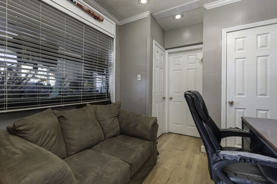 More Photos Of 1545 Berry Blvd, Louisville Auto Dealership For Sale