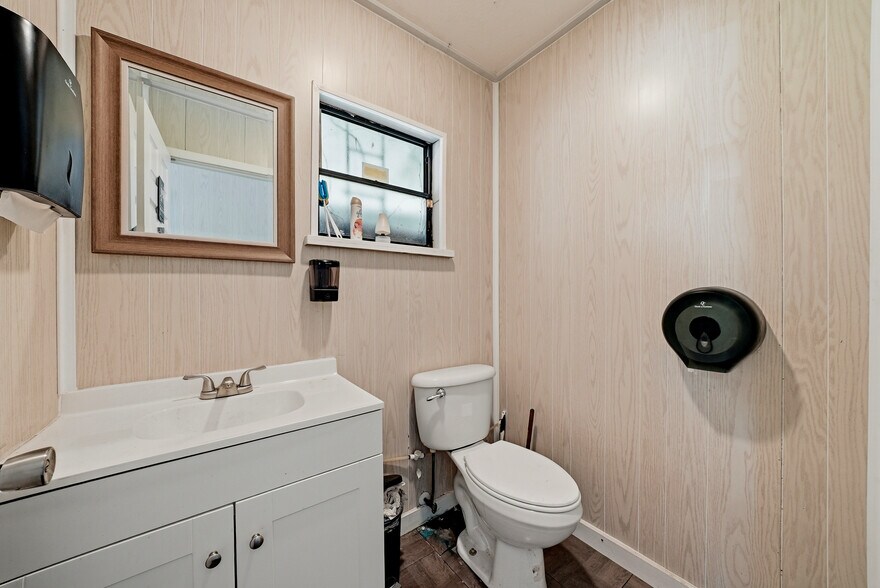More Photos Of 17426 US Highway 19, Hudson Service For Sale