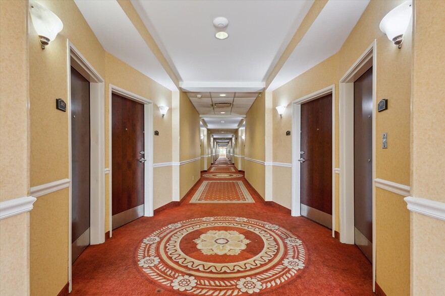 More Photos Of 2750 Fortune Cir W, Indianapolis Hotel For Sale