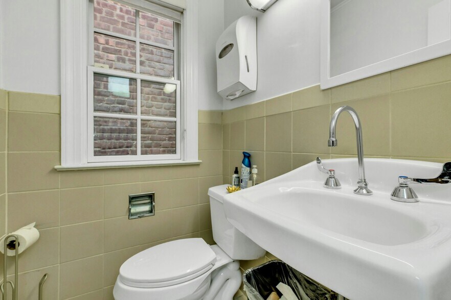 More Photos Of 139 Plandome Rd, Manhasset Medical For Sale