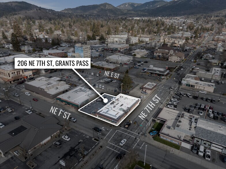 More Photos Of 206 NE 7th St, Grants Pass Office For Sale