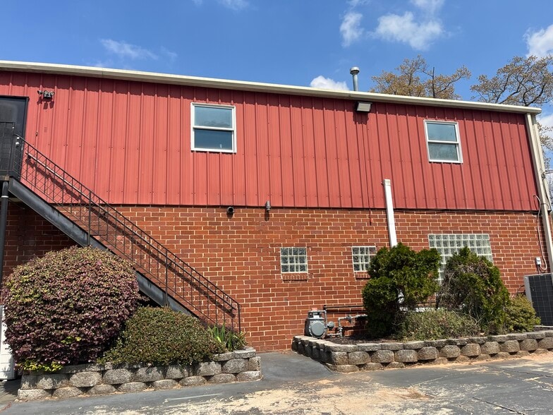 More Photos Of 334 N Clarendon Ave, Scottdale Warehouse For Lease