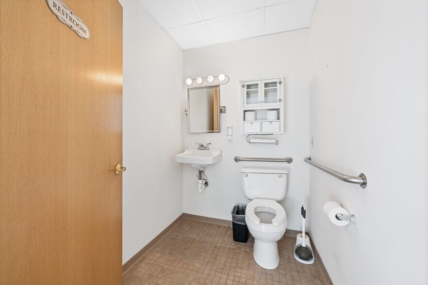 More Photos Of 28916 Euclid Ave, Wickliffe Office For Sale