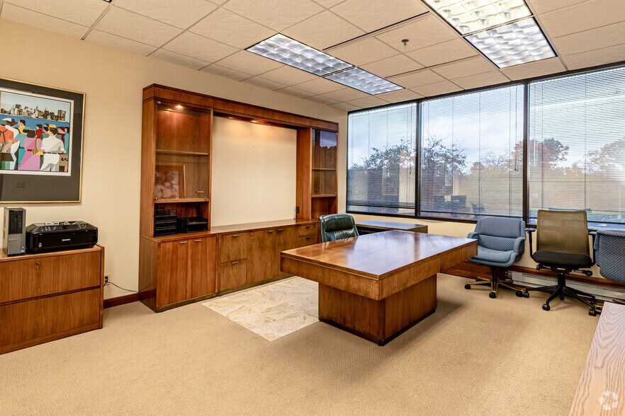 More Photos Of 250 S Executive Dr, Brookfield Office For Sale