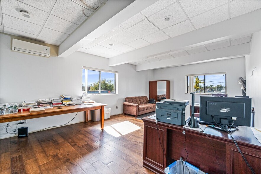 More Photos Of 75 Windsor Ave, Mineola Warehouse For Sale