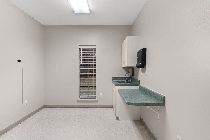 More Photos Of 1200 Henley Ln, Baker Medical For Lease