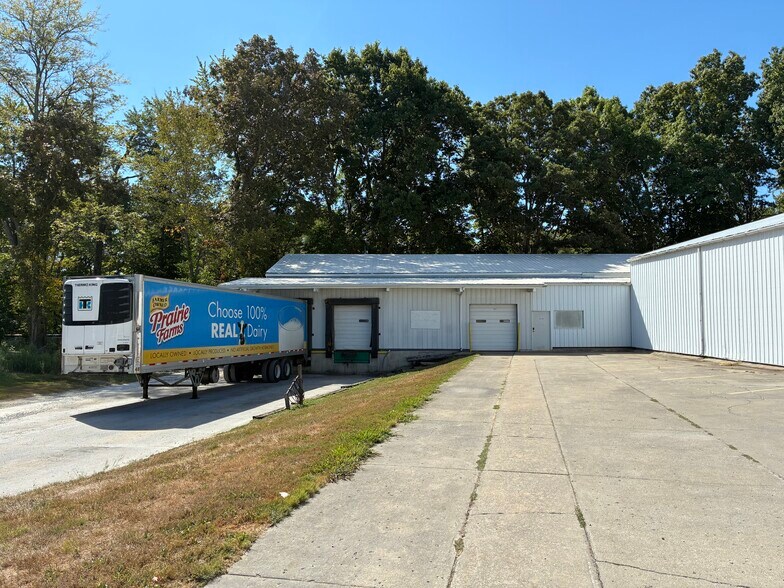 More Photos Of 721 E IL Highway 15, Mount Vernon Light Distribution For Lease