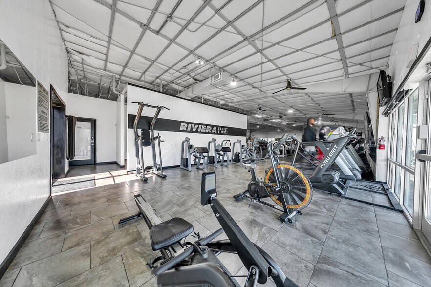 More Photos Of 2500 S Ferdon Blvd, Crestview Storefront For Lease