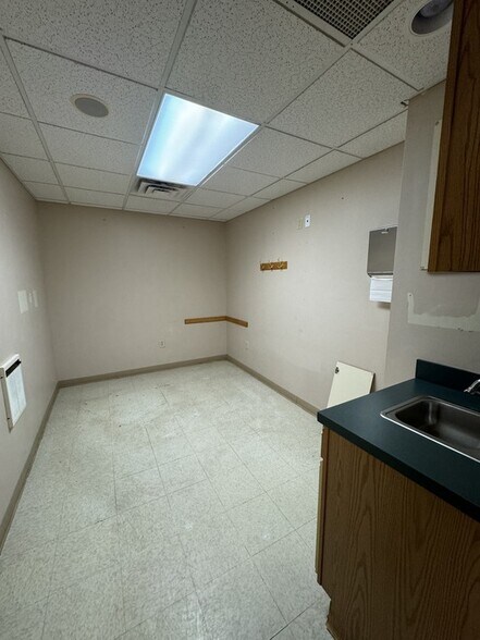 More Photos Of 12 Case St, Norwich Medical For Sale