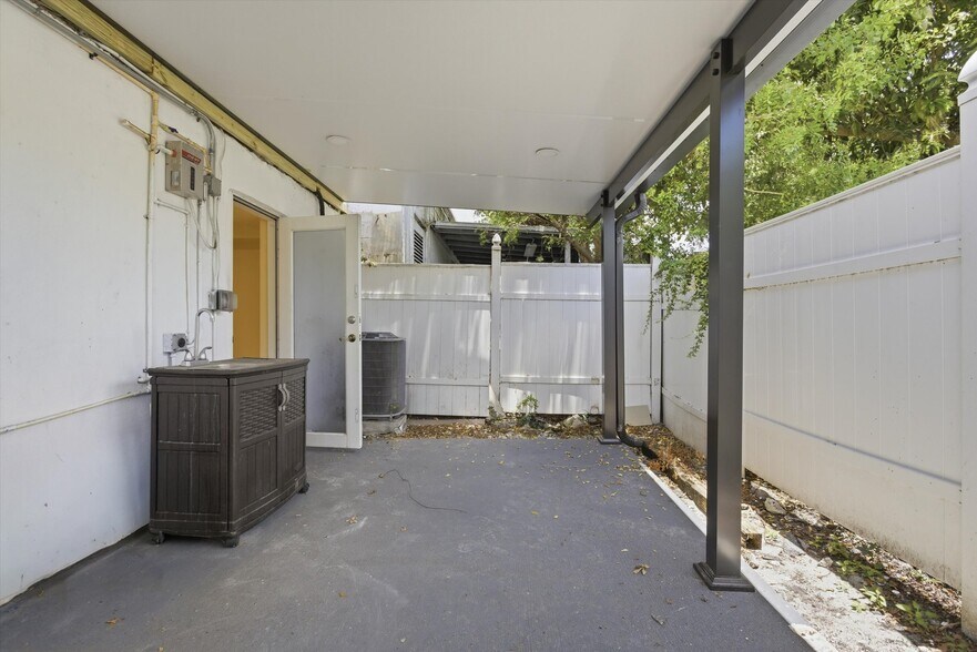 More Photos Of 3240 NW 7th St, Miami Office For Sale