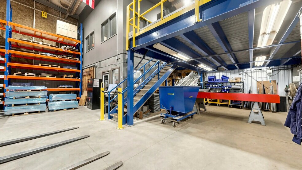 More Photos Of 124 Main St, Woodstock Manufacturing For Sale