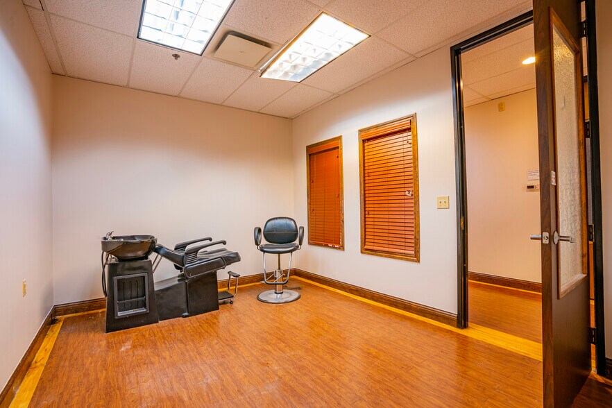 More Photos Of 9425 N MacArthur Blvd, Irving Office For Sale