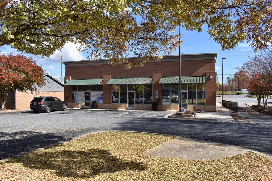 More Photos Of 2923 N Center St, Hickory Freestanding For Lease