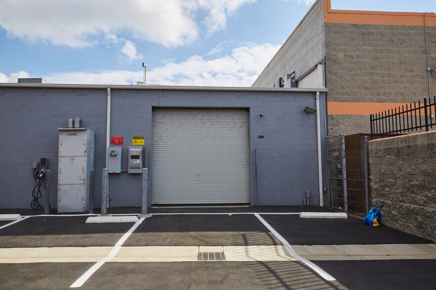 More Photos Of 9171 Gazette Ave, Chatsworth Manufacturing For Sale