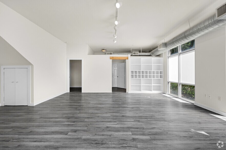 More Photos Of 1430 Dragon St, Dallas Office For Lease