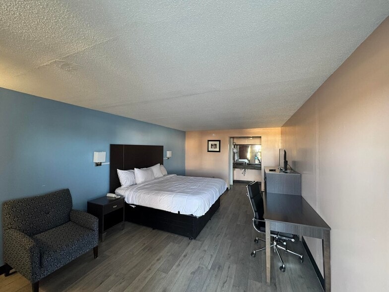 More Photos Of 990 Maple St, Russell Springs Hotel For Sale