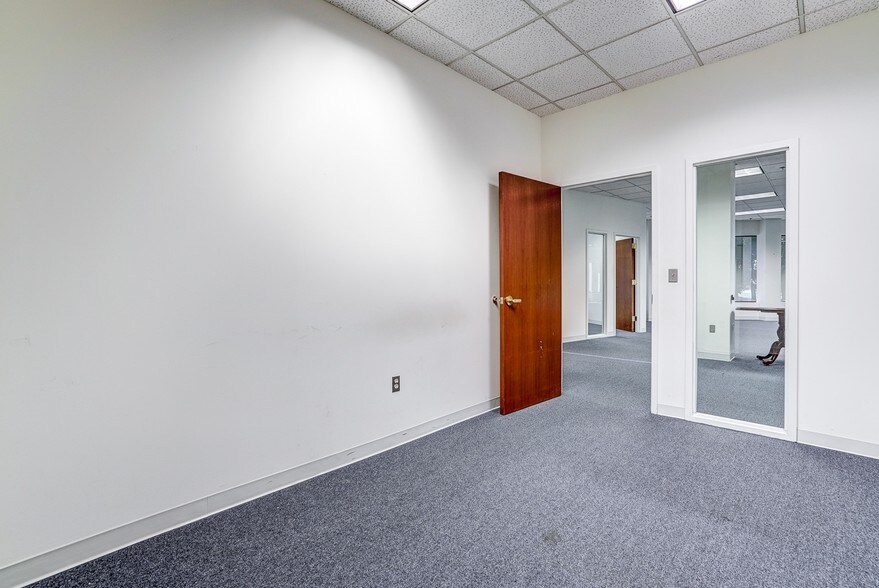 More Photos Of 901 Moorefield Park Dr, Richmond Office For Lease