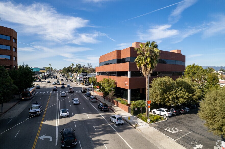 More Photos Of 16861 Ventura Blvd, Encino Office For Lease