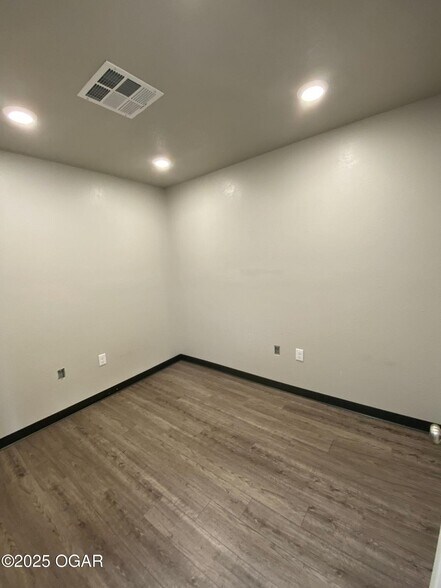 More Photos Of 530 N East St, Webb City General Retail For Lease