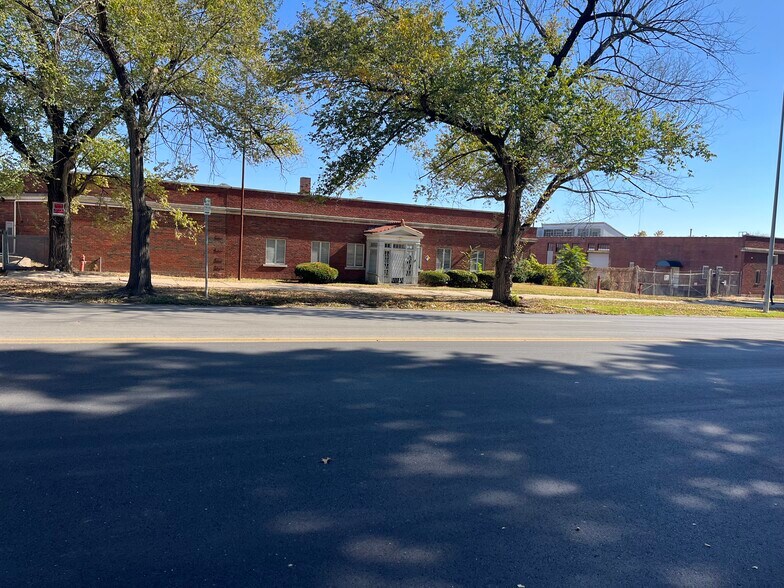 More Photos Of 123 Belmont Blvd, Kansas City Warehouse For Sale