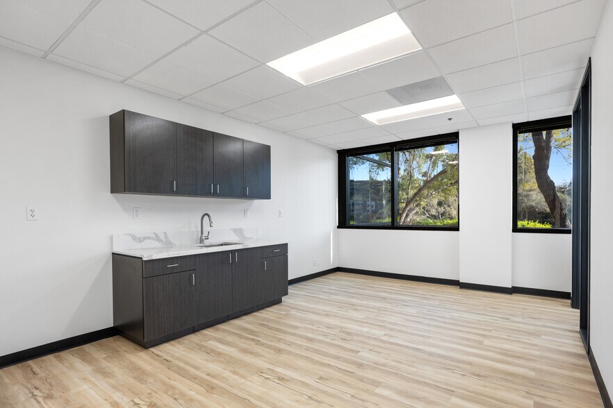 More Photos Of 1925 Palomar Oaks Way, Carlsbad Unknown For Lease