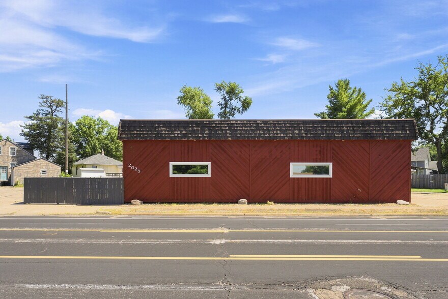 More Photos Of 2025 Hickory Grove Rd, Davenport Bar For Sale