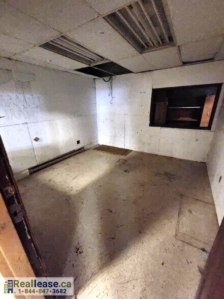 More Photos Of 37 E Victoria St, North Huron Sports And Entertainment For Lease