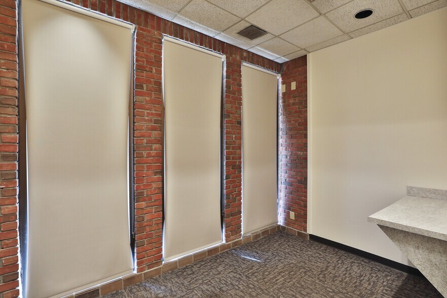 More Photos Of 1600 Sheridan Dr, Lancaster Medical For Sale