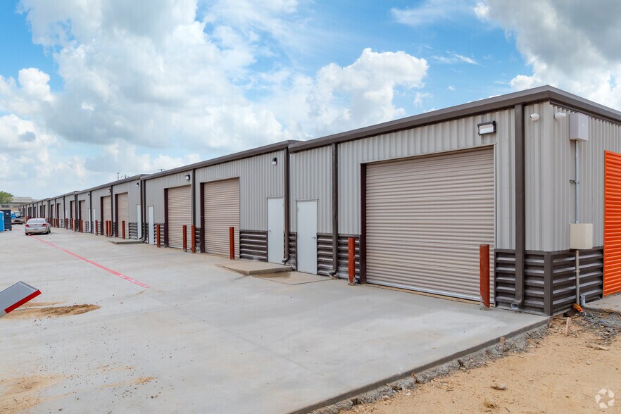 More Photos Of 3822 SE Military Dr, San Antonio Unknown For Lease