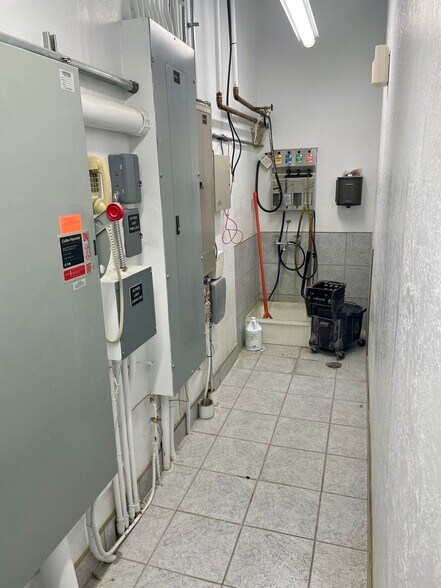 More Photos Of 2390 Highway 93, Hollister Service Station For Lease