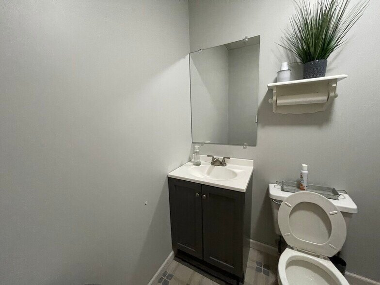 More Photos Of 283-297 Peterson Rd, Libertyville General Retail For Sale