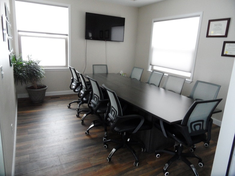 More Photos Of 533 Main St, Belleville Freestanding For Lease