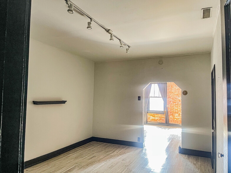 More Photos Of 1919 S 12th St, Saint Louis Storefront For Sale