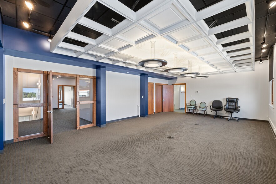 More Photos Of 40 W 4th St, Mansfield Storefront Retail Office For Lease