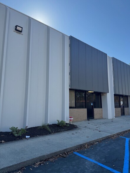 More Photos Of 3225 Fortune Dr, Charleston Distribution For Lease