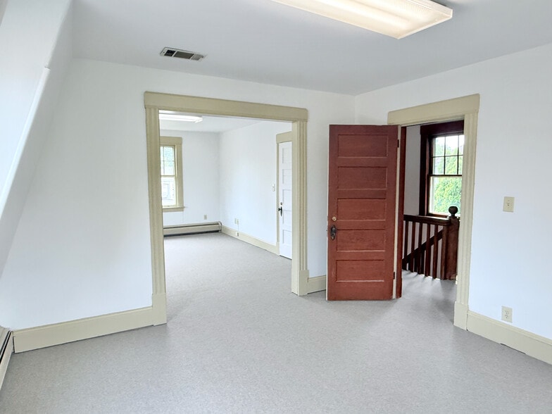 More Photos Of 194-196 New London Tpke, Glastonbury Office For Sale