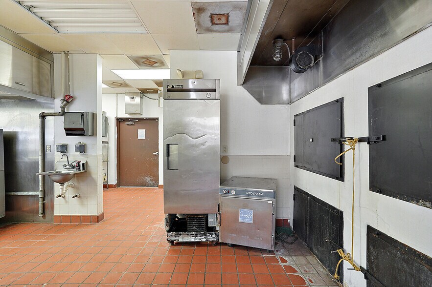 More Photos Of 2535 Main St, Leesburg Restaurant For Sale